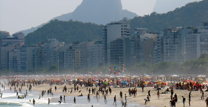 Praia de Copacabana<br />Foto por <a href='http://flickr.com/photos/8865243@N02' target='_blank'>Rodrigo Soldon</a>